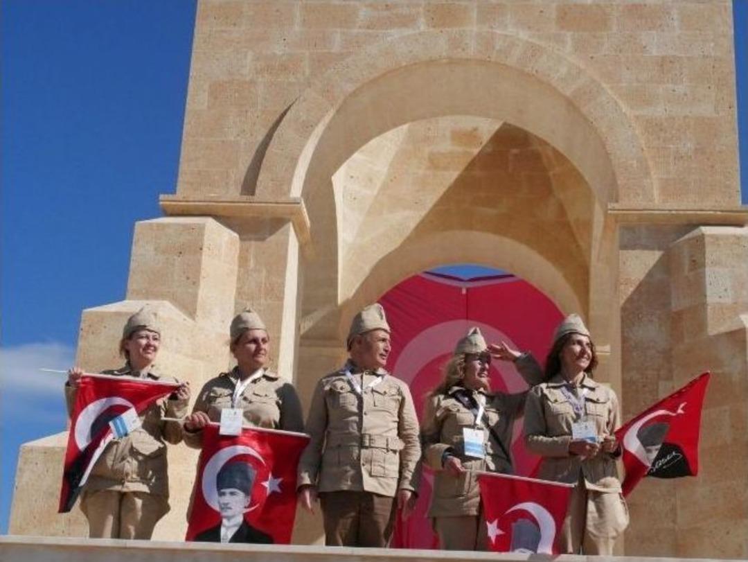 Başkan Akg&uuml;n: "&ccedil;anakkale&rsquo;de Mehmet&ccedil;ik &Uuml;niforması Giymek En B&uuml;y&uuml;k Onurdur"