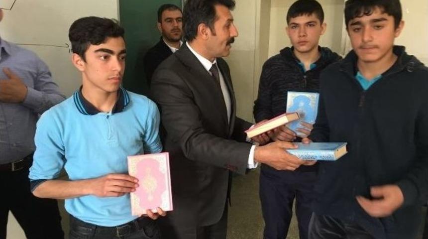 Ensar Vakfı Muş Şubesi, 210 &Ouml;ğrenciye Kur&rsquo;an-ı Kerim Dağıttı