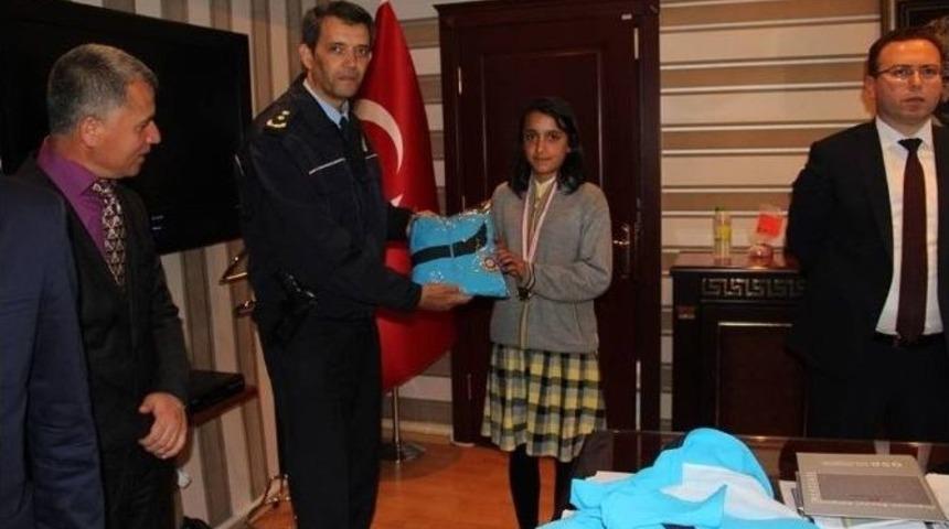 Polisten &Ouml;ğrencilere Destek