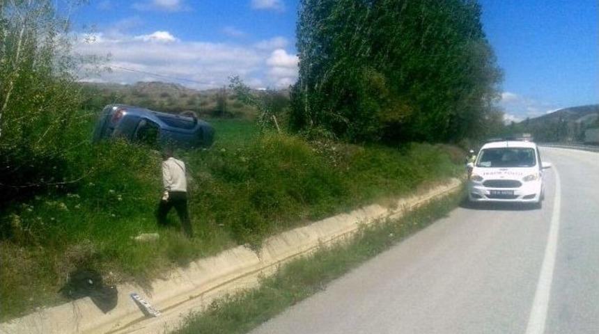 Otomobil Takla Atıp Tarlaya Devrildi : 2 Yaralı