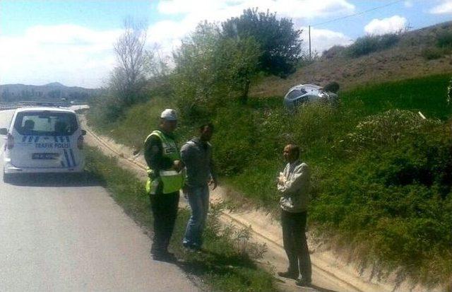 Otomobil Takla Atıp Tarlaya Devrildi : 2 Yaralı