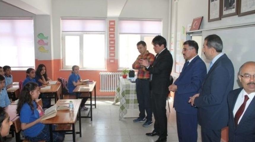 Kaymakam Yıldız &Ouml;ğrencilerle Kitap Okudu