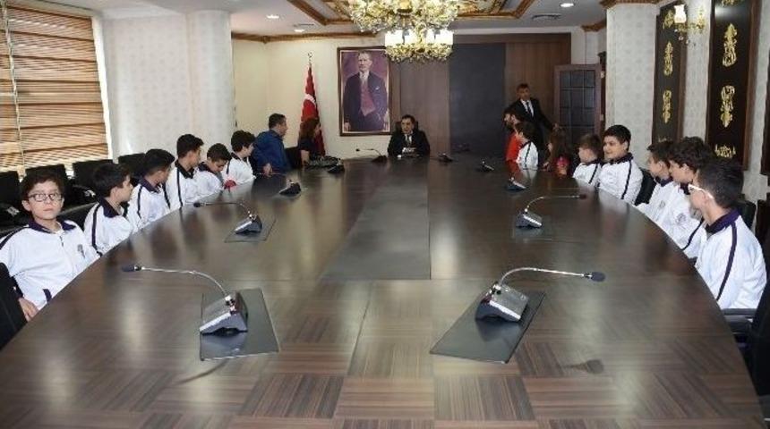 Karab&uuml;kl&uuml; Hentbolculardan Vali K&uuml;&ccedil;&uuml;k&rsquo;e Ziyaret