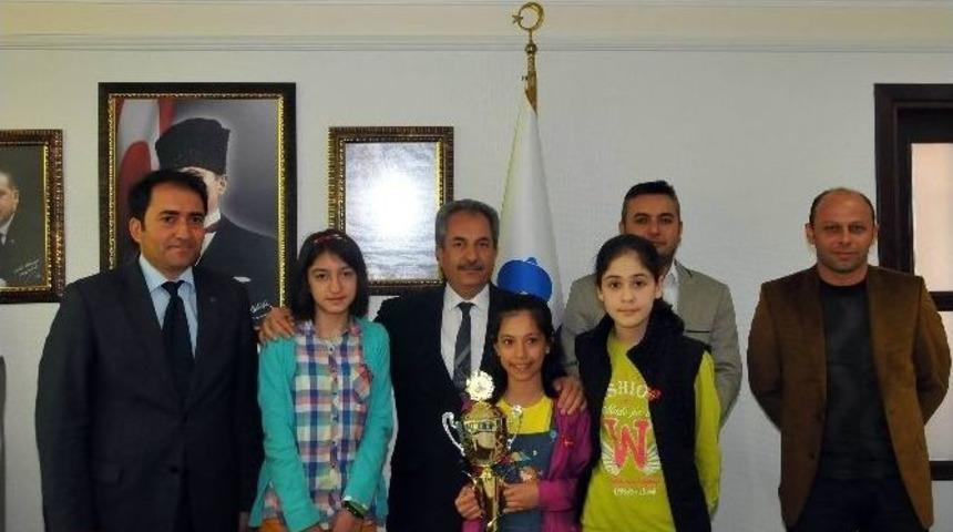 Başkan Akkaya İl Birincisi Ekibi Altınla &Ouml;d&uuml;llendirdi