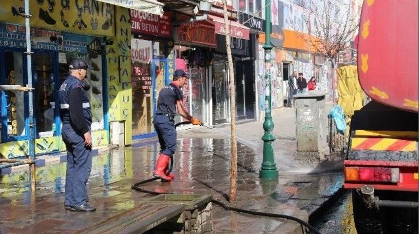 Kars&rsquo;ta Gece G&uuml;nd&uuml;z Temizlik &Ccedil;alışması