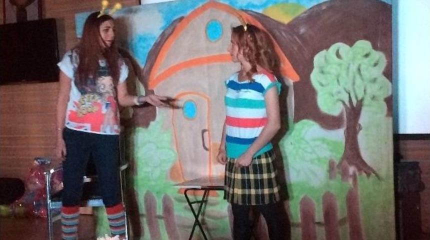 Minik Hastaların Tiyatro Eğlencesi