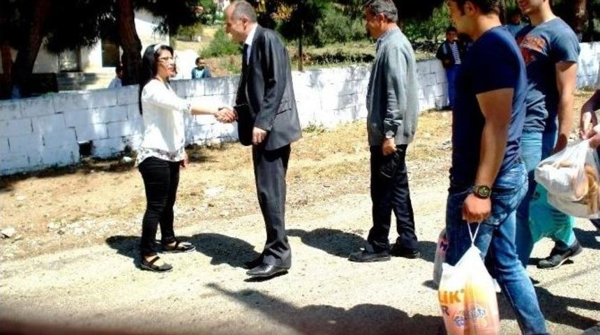 &Uuml;niversitelilerden K&ouml;y Okuluna Ziyaret