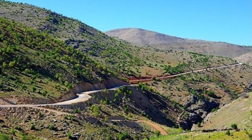 8 Mahallede Yol &Ccedil;alışması Yapılıyor