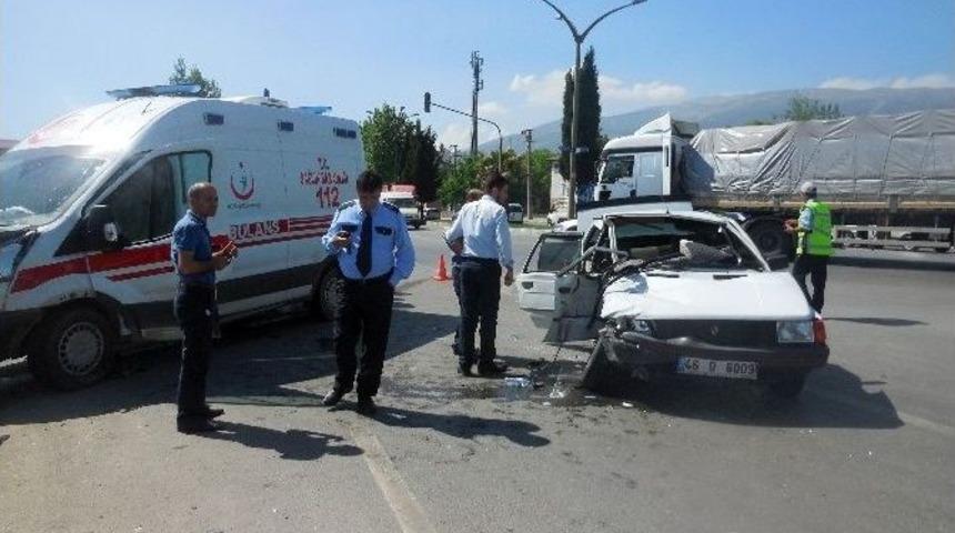 Ambulans İle Otomobil &Ccedil;arpıştı: 1 &Ouml;l&uuml;, Biri Bebek 3 Yaralı