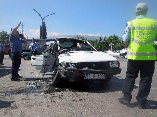 Ambulans İle Otomobil Çarpıştı: 1 Ölü, Biri Bebek 3 Yaralı