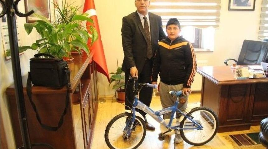 Belediye Başkan Yardımcısı &Uuml;z&uuml;len &Ouml;ğrenciye Bisiklet Hediye Etti