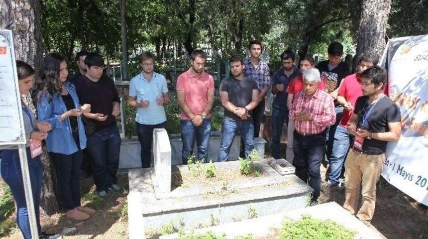 A&uuml; &Ouml;ğrencileri Mustafa Ertuğrul&rsquo;un Kabrini Ziyaret Etti