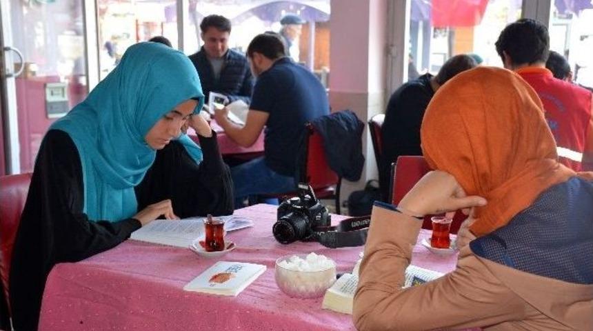 G&uuml;m&uuml;şhane&rsquo;de Gen&ccedil;ler Kıraathanede Kitap Okudu
