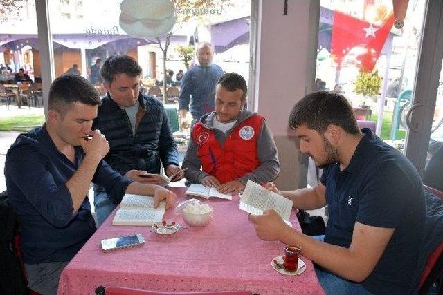 Gümüşhane’de Gençler Kıraathanede Kitap Okudu