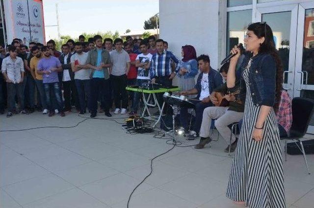 Öğrenciler Karaoke Gösterisinde Stres Attı