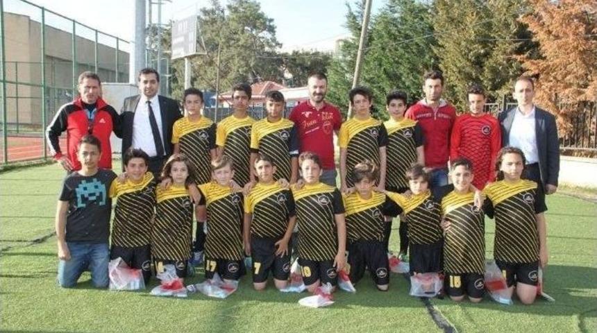 Maç Sonrası Minik Futbolculara Kitap Dağıtıldı