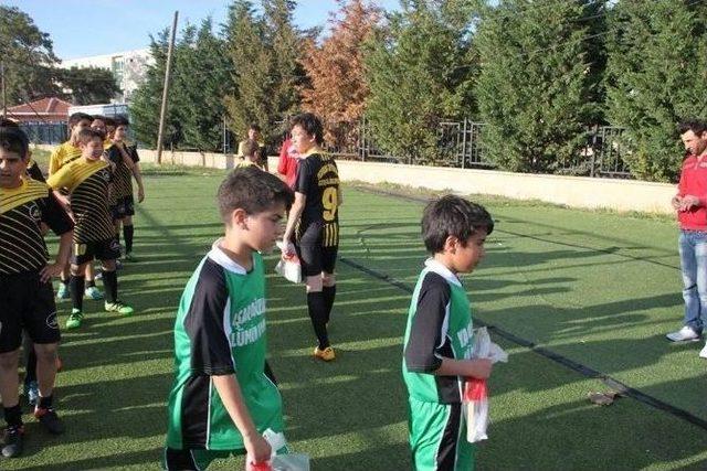 Maç Sonrası Minik Futbolculara Kitap Dağıtıldı