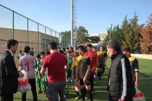 Maç Sonrası Minik Futbolculara Kitap Dağıtıldı