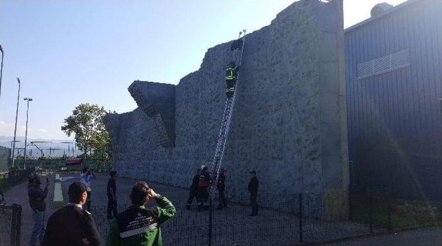 Suriyeli Gen&ccedil; Tırmanma Duvarından İnemeyince İtfaiye &Ccedil;ağrıldı