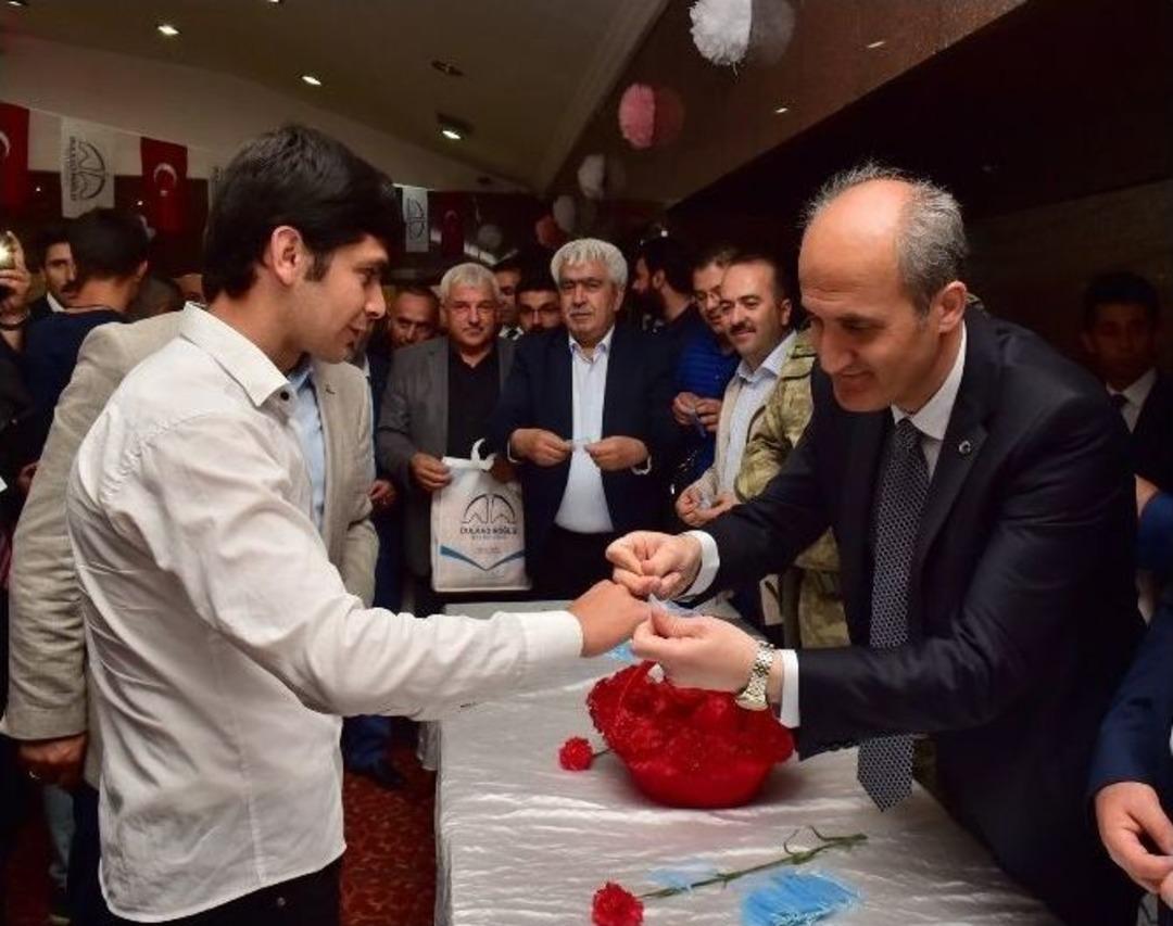 Belediye Başkanı Askere Gidecek Gen&ccedil;lere Kına Yaktı