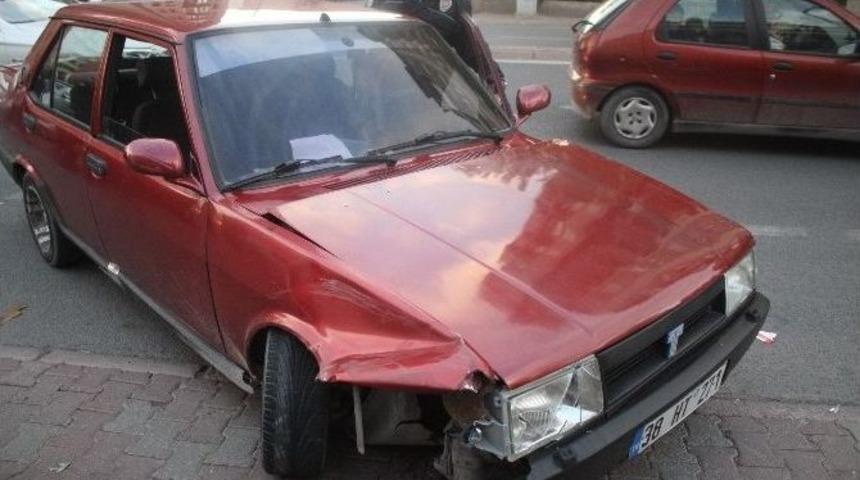 Polisten Kaçan Otomobil Kaza Yaptı