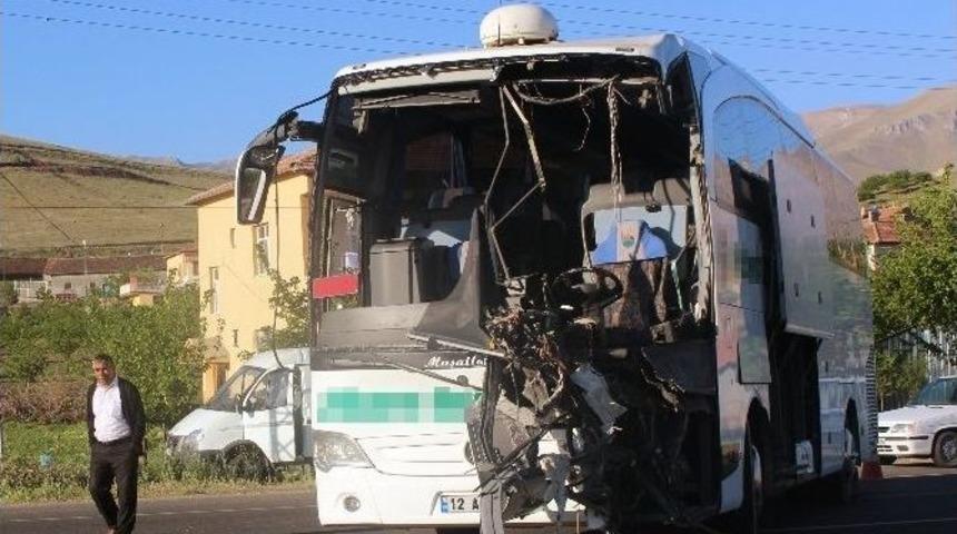 Malatya&rsquo;da Tır Ve Yolcu Otob&uuml;s&uuml; &Ccedil;arpıştı: 4 Yaralı