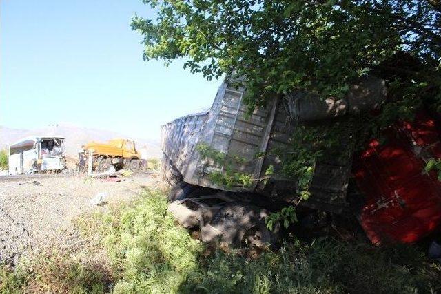 Malatya’da Tır Ve Yolcu Otobüsü Çarpıştı: 4 Yaralı