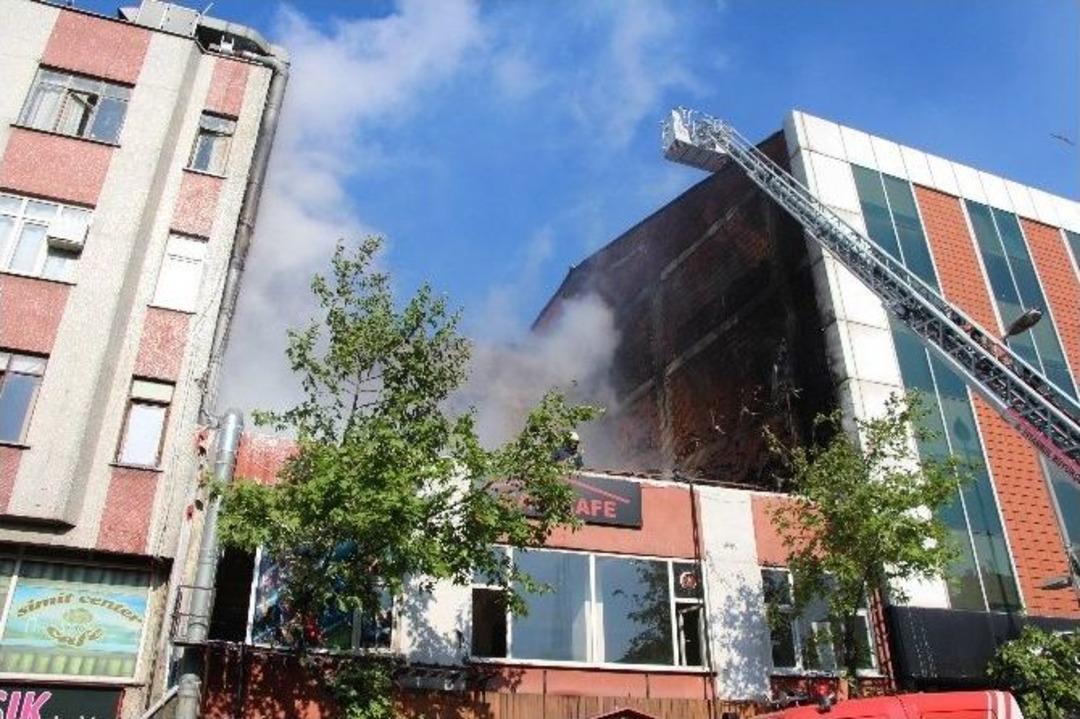 Okmeydanı&rsquo;nda Bir Kafe Alev Alev Yandı