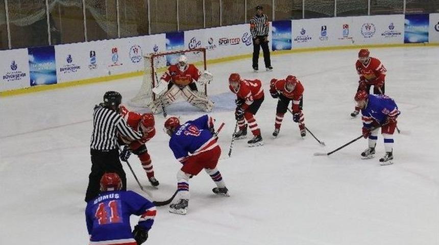 Zeytinburnu Buz Hokeyi Takımı Şampiyonluğa Koşuyor