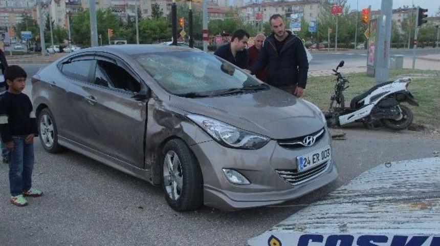 Otomobil, Motosikletle &Ccedil;arpıştı: 1&rsquo;i Ağır 2 Yaralı