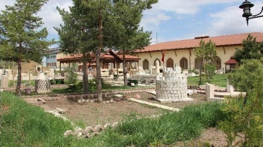 Sivas&rsquo;taki Tarih Eserlerin Minyat&uuml;rleri Yapılıyor