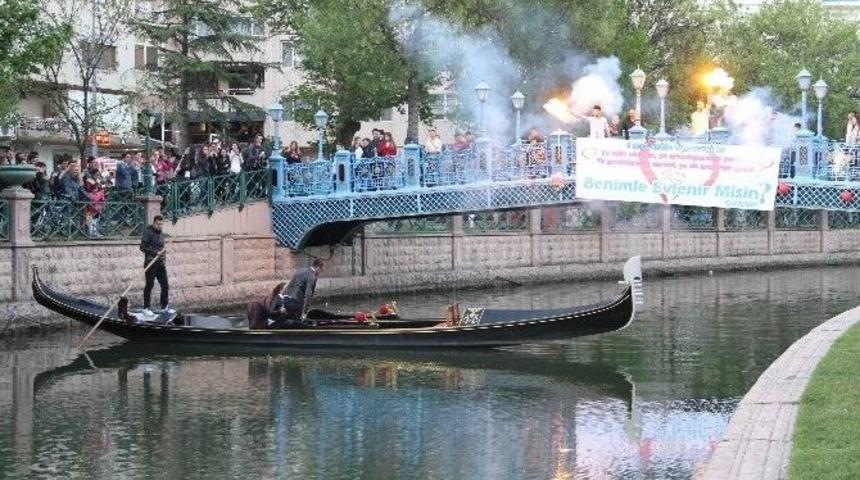 Eskişehir&rsquo;de Mutluluğa İlk Adımın Adresi Yine Porsuk Oldu