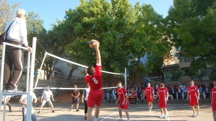 Lapseki Kaymakamlığı Voleybol Turnuvası Başladı