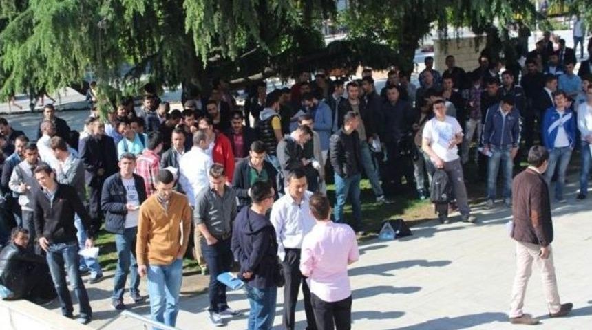 Memurluk Sevdası Adliyenin &Ouml;n&uuml;nde Kuyruk Oluşturdu