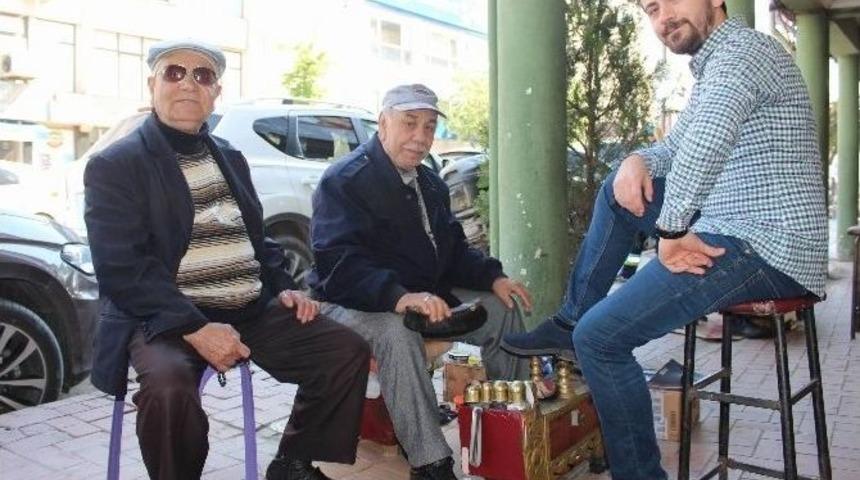 30 Yıllık Ayakkabı Boyacılarının Meslek Aşkı