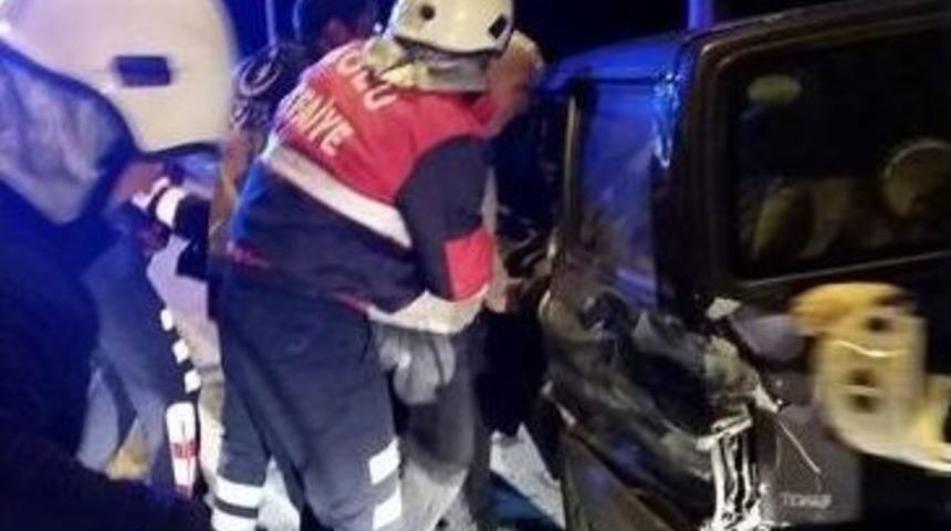 Otomobil Bariyere Ok Gibi Saplandı