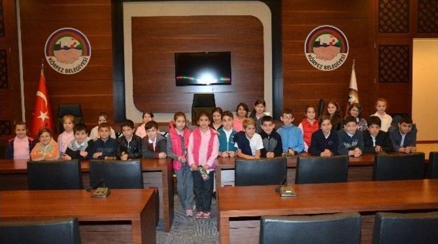 &Ouml;ğrenciler K&ouml;rfez Belediyesini Ziyaret Etti
