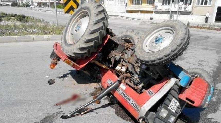 Otomobil Trakt&ouml;rle &Ccedil;arpıştı: 1 Yaralı