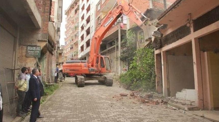 Yomra&rsquo;da Kentsel D&ouml;n&uuml;ş&uuml;mde İlk Kazma Vuruldu