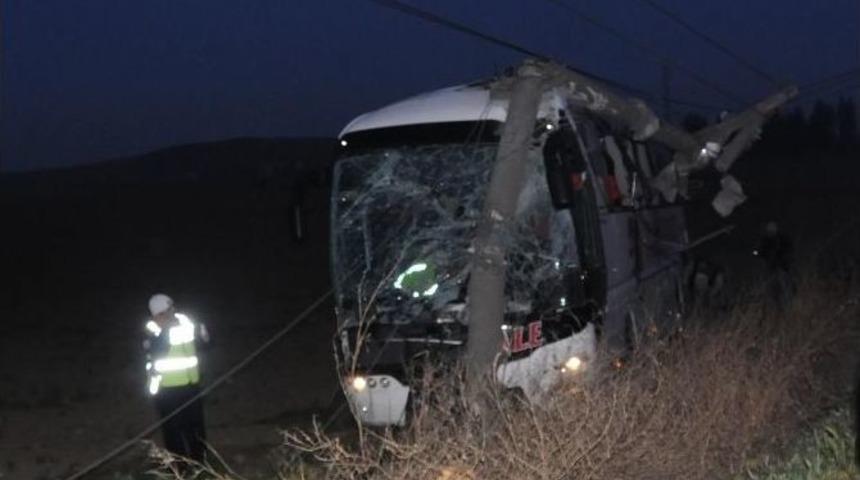Yolcu Otob&uuml;s&uuml; Elektrik Direğine &Ccedil;arptı: 1 Yaralı