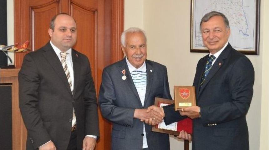 Tskgv&rsquo;den, Başkan Erdoğan&rsquo;a Plaket