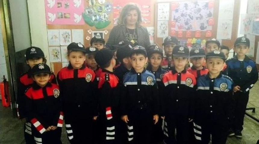 Anaokulu &Ouml;ğrencilerinden K&uuml;t&uuml;phanede 23 Nisan Kutlaması