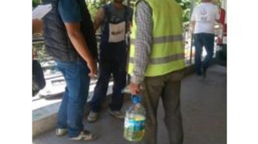 Sıcak Asfalt D&ouml;kerken &Ouml;l&uuml;yordu