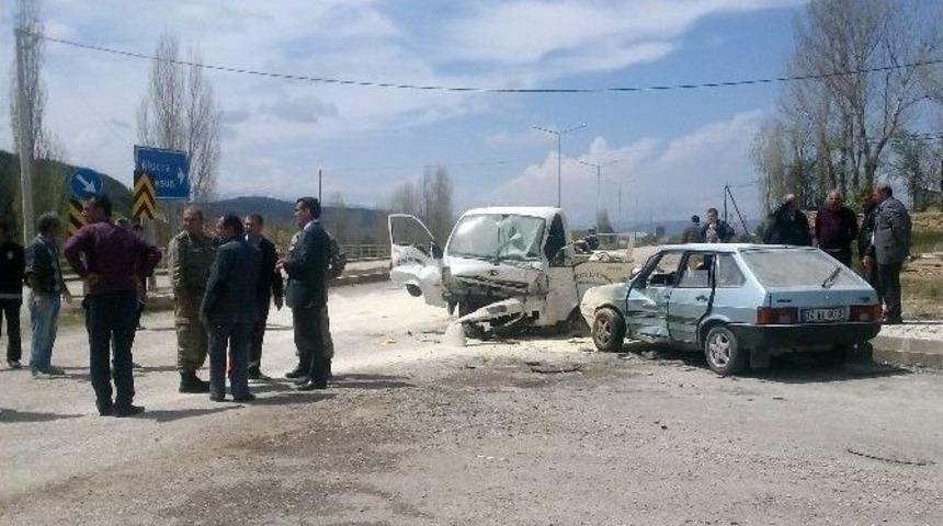 G&uuml;m&uuml;şhane&rsquo;de Zincirleme Trafik Kazası: 2 &Ouml;l&uuml;, 6 Yaralı