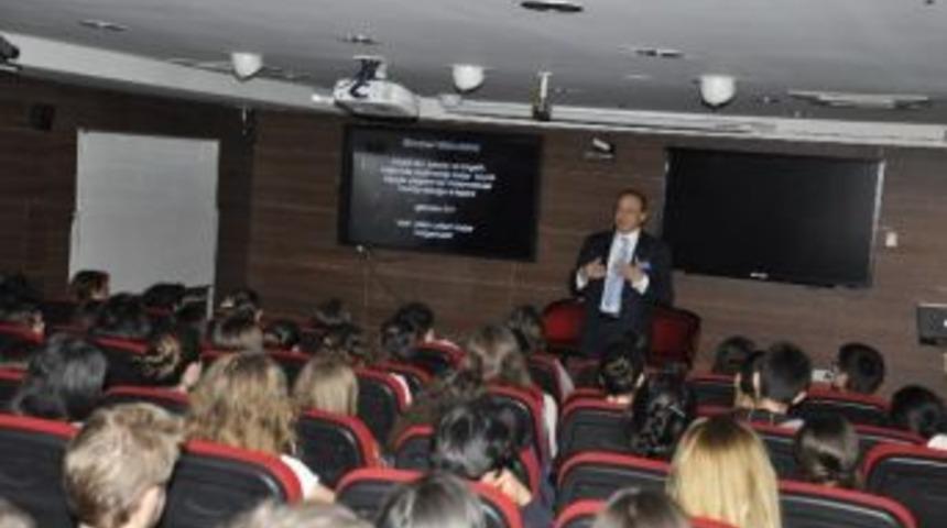 Lise &Ouml;ğrencileri, Canlı Beyin Ameliyatı İzledi