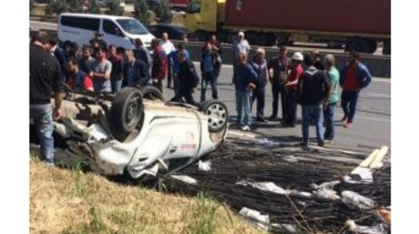 Tır&rsquo;dan D&uuml;şen Demirlerden Kurtulmak İsteyen Ara&ccedil; Takla Attı: 1 Yaralı