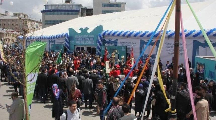 Doğu Anadolu B&ouml;lgesi&rsquo;nin En Kapsamlı Kitap Fuarı Erzurum&rsquo;da A&ccedil;ıldı