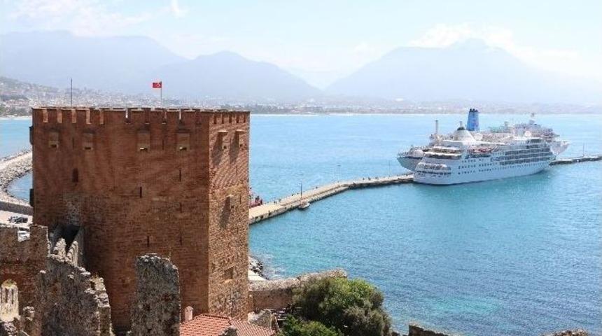 Alanya&rsquo;da Kruvaziyer Turizmi S&uuml;r&uuml;yor
