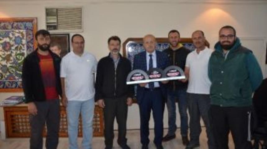 İznikli Motokros&ccedil;u Kupayı Sargın&rsquo;a Sundu