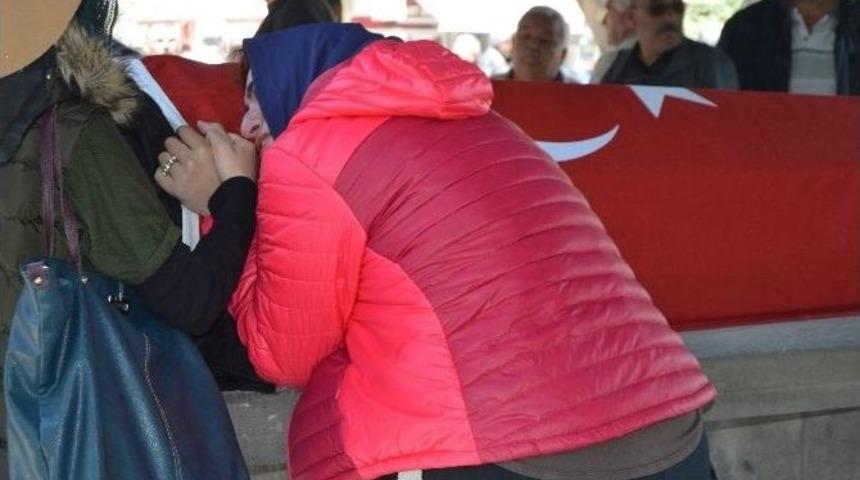 &Ouml;rnek Eğitimciye T&uuml;rk Bayraklı Veda